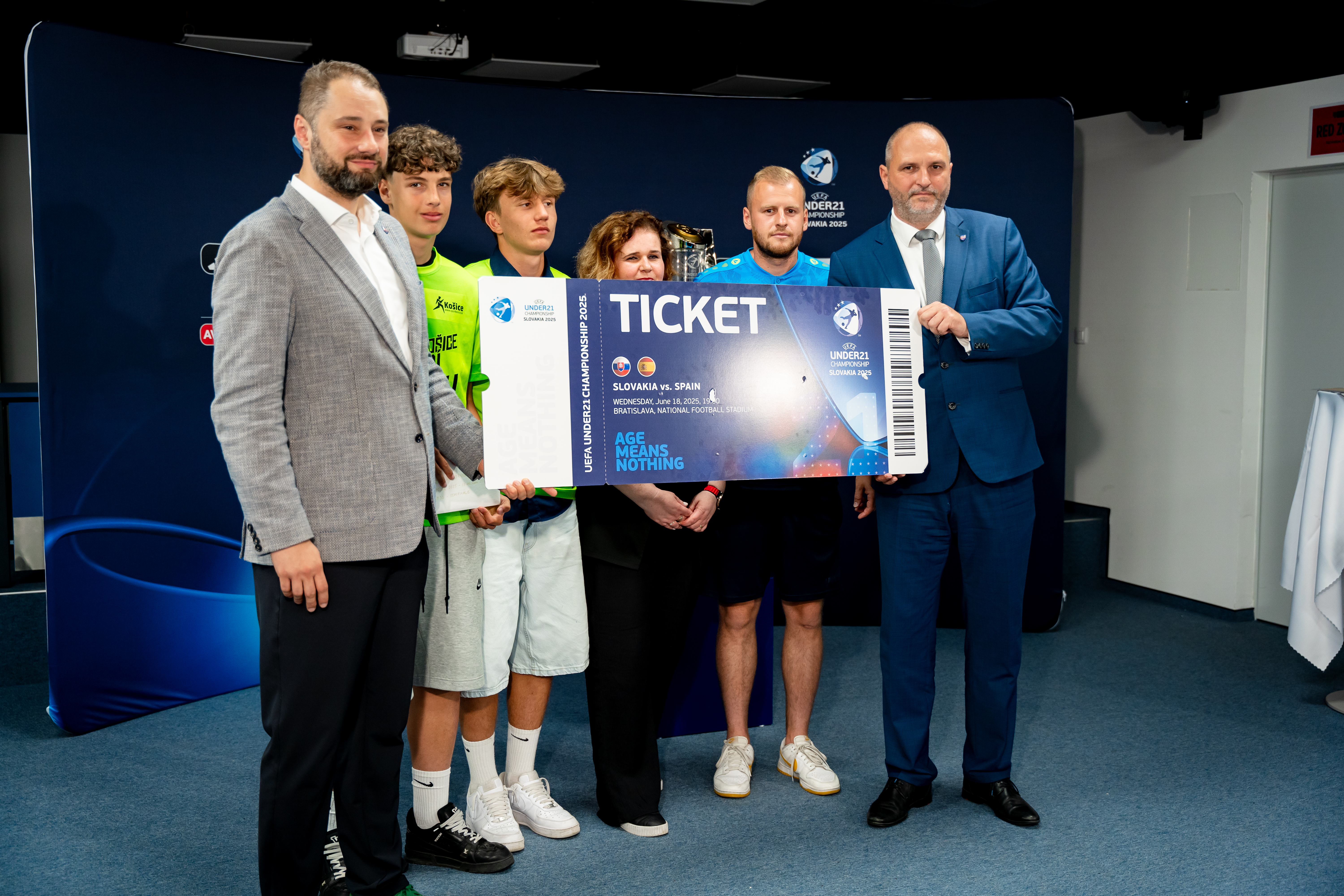 Tlacovy brifing - o pripravach sampionatu UEFA-32